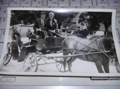 Fotografie veche,caleasca cu cal si in fundal masini Dacia 1100 si Renaul 12,T.G foto