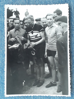 177 - Fotografie veche tineri cu embleme Hitlerjugend / 12 x 8 cm foto