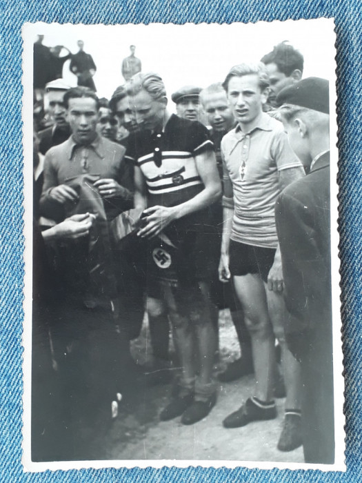 177 - Fotografie veche tineri cu embleme Hitlerjugend / 12 x 8 cm