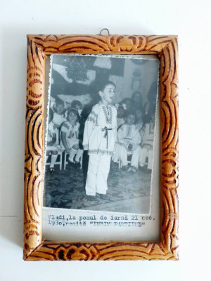 Fotografie copil serbare Craciun 1980 recitand IUBIM PARTIDUL gradinita comunism foto