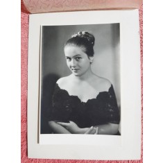 Fotografie pe carton, adolescenta cu coc, perioada interbelica