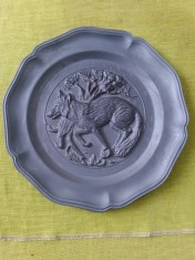 Farfurie decorativa din zinc, scenade vanatoare cu vulpe
