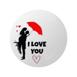 Cumpara ieftin Insigna rotunda metalica I Love You, model cuplu sub umbrela rosie, mesaj romantic, 58 mm
