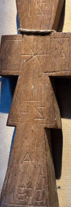 PRISTOLNIC, PECETAR VECHI SCULPTAT IN LEMN DE CIRES(SIGILIU PENTRU PRESCURI,DATAT..) DIMENSIUNI :163 x 53 x 25 mm.