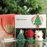 Lumanari Parfumate de Craciun, GIFT BOX din 3 Lumanari din Ceara de Soia, Model A Brad, Manusa, Ren, 22.5 x 9.5 x 9 cm, Multicolor