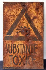 PANOU VECHI DE TABLA CU AVERTISMENTE PERICOL DE MOARTE SUBSTANTE TOXICE