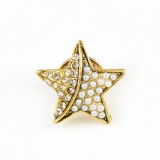 Brosa martisor stea aurie cu perle albe
