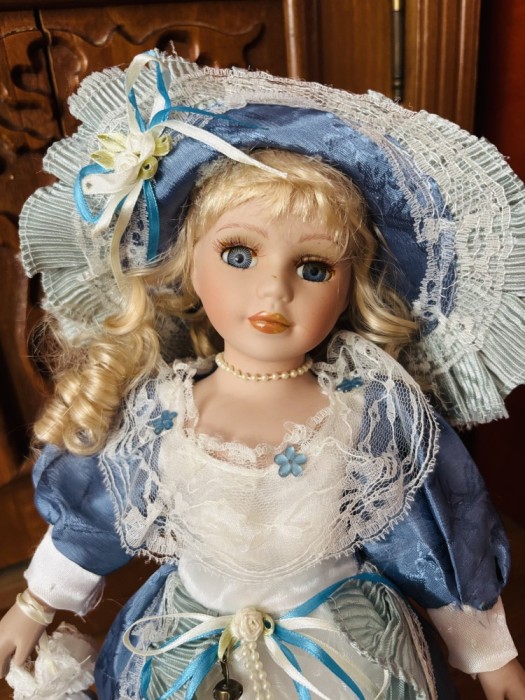 Păpușa porțelan Marie
