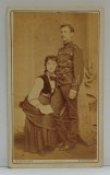 FOTOGRAF FRANZ DUSCHEK , BUCURESTI , OFITER ROMAN CU SOTIA IN STUDIO , FOTOGRAFIE C.D.V. , SFARSIT DE SECOL XIX