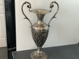 Impozantă vază decorativa veche,alamă argintată ,39,5 cm &icirc;nălțime,model deosebit cu m&acirc;nere,stil baroc,motive florale,stare perfectă,de colecție/decor.