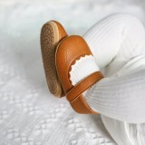 Cumpara ieftin Pantofiori maro cu bordura alba pentru fetite (Marime Disponibila: 3-6 luni