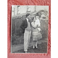 Fotografie, Geo (dr. Litarczek, parintele radiologiei romanesti) la un an si 7 zile, impruna cu parintii Cambridge 1927