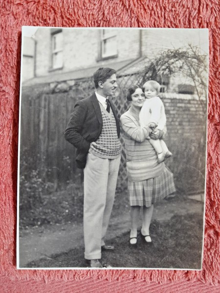 Fotografie, Geo (dr. Litarczek, parintele radiologiei romanesti) la un an si 7 zile, impruna cu parintii Cambridge 1927