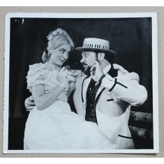 SCENA DIN PIESA &#039; ACEST ANIMAL CIUDAT &#039; , CU GILDA MARINESCU si GEORGE CONSTANTIN , FOTOGRAFIE DE PRESA , ANII &#039; 70