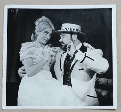 SCENA DIN PIESA &amp;#039; ACEST ANIMAL CIUDAT &amp;#039; , CU GILDA MARINESCU si GEORGE CONSTANTIN , FOTOGRAFIE DE PRESA , ANII &amp;#039; 70 foto