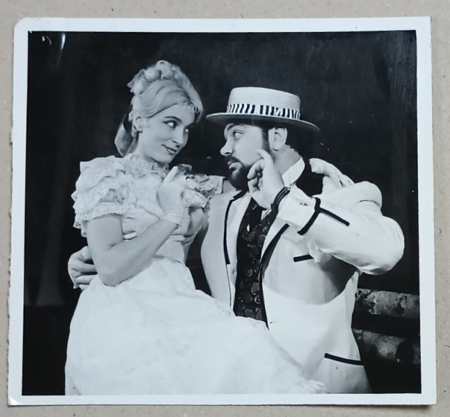 SCENA DIN PIESA &#039; ACEST ANIMAL CIUDAT &#039; , CU GILDA MARINESCU si GEORGE CONSTANTIN , FOTOGRAFIE DE PRESA , ANII &#039; 70