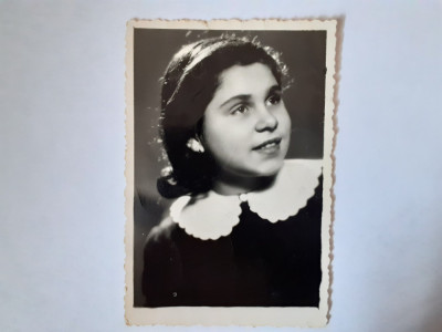 Fotografie 6/9 cm cu fată din București &amp;icirc;n 1957 foto