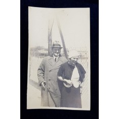 CUPLU , POZAND IN EXTERIOR , FOTOGRAFIE TIP CARTE POSTALA . NECIRCULATA , DATATA 1933 , PE VERSO PREZINTA URME DE LIPITURI *