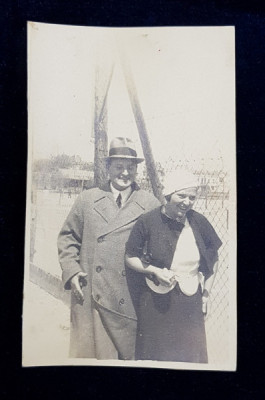 CUPLU , POZAND IN EXTERIOR , FOTOGRAFIE TIP CARTE POSTALA . NECIRCULATA , DATATA 1933 , PE VERSO PREZINTA URME DE LIPITURI * foto
