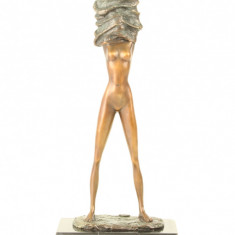 Femeie dezbracandu-se - statueta din bronz pe soclu din marmura SL-88