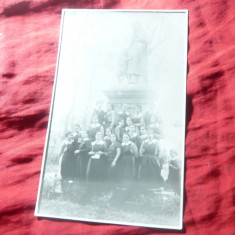 Fotografie 1933 Elevele internatului Elena Doamna langa statuia Ana Davila Buc.