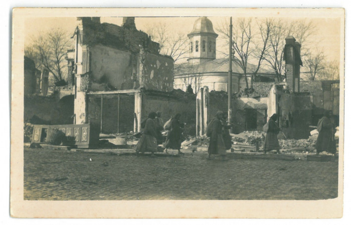 532 - GIURGIU, Ethnic Gypsy, Church destroyed houses - old PC, real Photo unused