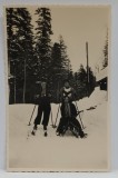 TREI DOAMNE PE SCHIURI SI SANIE , FOTOGRAFIE FORMAT CARTE POSTALA , PERIOADA INTERBELICA