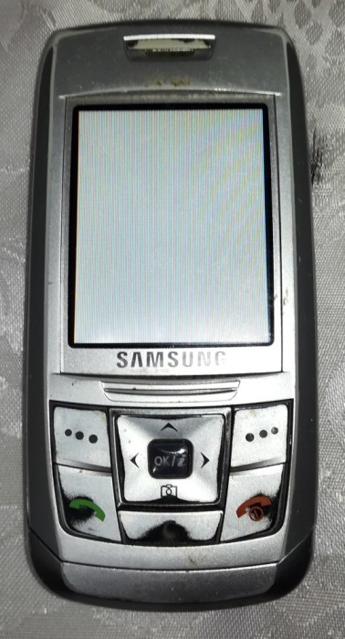 Samsung SGH-E250 (cu baterie si incarcator)