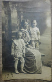 Mama cu copii// fotografie cabinet, 1914, tip CP, Romania 1900 - 1950, Portrete