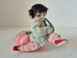 Fetita cu dovlec - obiect decorativ / pernita de ace vintage chinezeasca: dovleac cu figurina din matase si bumbac, de colectie