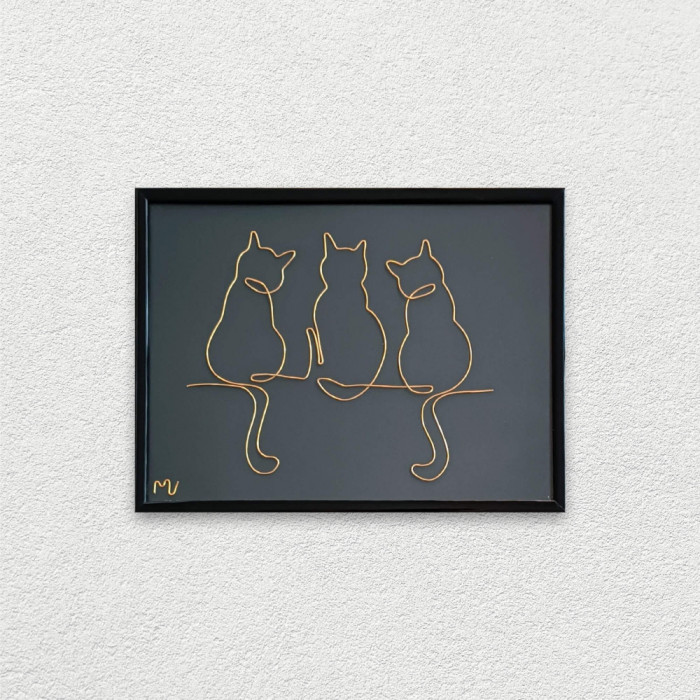 3 pisicute, tablou sculptura din fir continuu de sarma placata cu aur, 19&times;25 cm &ndash; cod 2322