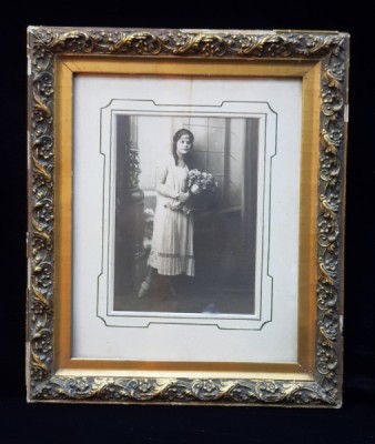 TANARA CU ROCHIE ALBA SI FLORI , FOTOGRAFIE IN STUDIO , INTERBELICA foto
