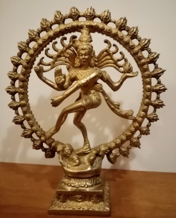 Statueta ce o infatiseaza pe zeita &quot;Shiva&quot; realizata din bronz masiv