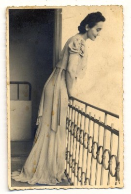 AD 1496 C.P.VECHE - TANARA IN TINUTA DE EPOCA -PUTIN PATATA foto