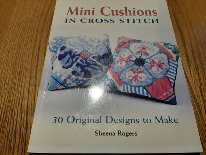 MINI CUSHIONS IN CROSS STITCH -30 Original Designs to Make - Sheena Rogers -2007