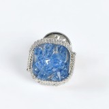 Brosa martisor cu piatra albastra