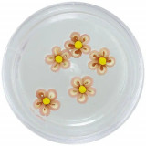 Decorațiuni maro și albe pentru unghii - flori acrilice cu centrul galben