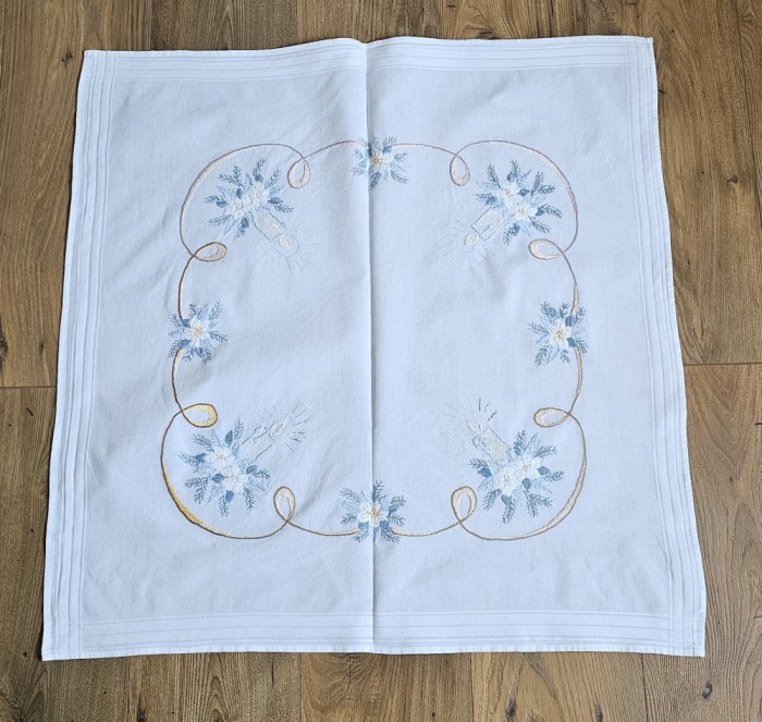 FATA DE MASA VINTAGE DIN BUMBAC CU MODEL DE CRĂCIUN CUSUT MANUAL