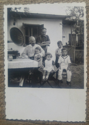 Scena de familie cu copii si gramofon/ fotografie foto