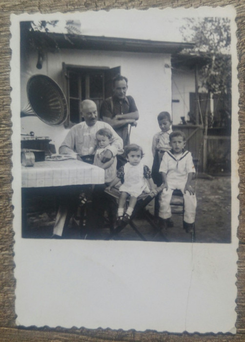 Scena de familie cu copii si gramofon/ fotografie