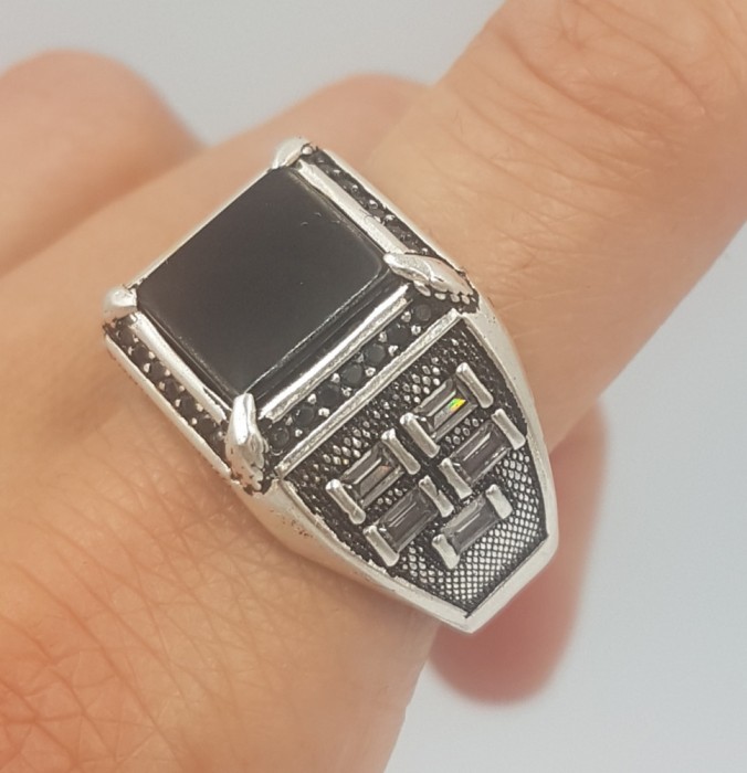 Superb inel barbatesc /unisex din argint ,onix si zirconii - nou
