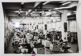 MUNCITOARE LA LUCRU IN FABRICA DE TEXTILE , FOTOGRAFIE DE PRESA , ANII &#039;70