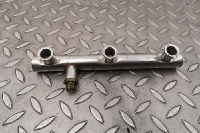 Rampa de combustibil dreapta AUDI A6 4G2, C7, 4GC 2011 OEM: 06E130090F 28529458