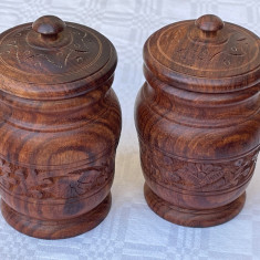 Doua pahare cu capac sculptate manual in lemn de mahon, provenienta indiana