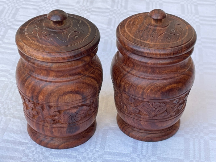 Doua pahare cu capac sculptate manual in lemn de mahon, provenienta indiana