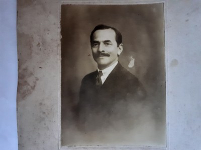 Fotografie cartonată cu domn din Bucuresti foto