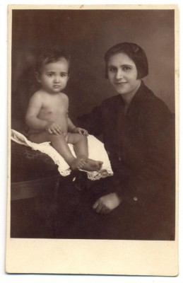 AD 1692 C.P.VECHE -MAMA SI COPIL IN TINUTA DE EPOCA- IN STUDIO FOTO foto