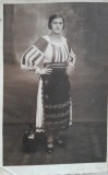 Fotografie tip carte postala, tanara in straie populare romanesti, perioada interbelica