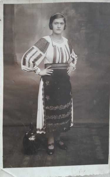 Fotografie tip carte postala, tanara in straie populare romanesti, perioada interbelica