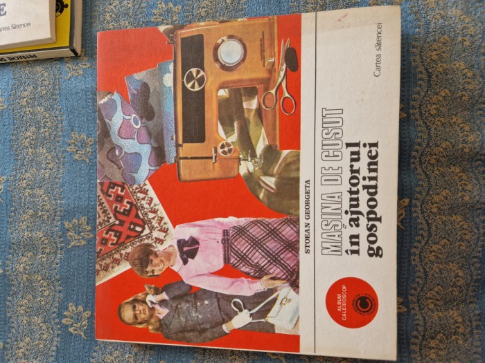 Mașina de cusut &icirc;n ajutorul gospodinei vintage